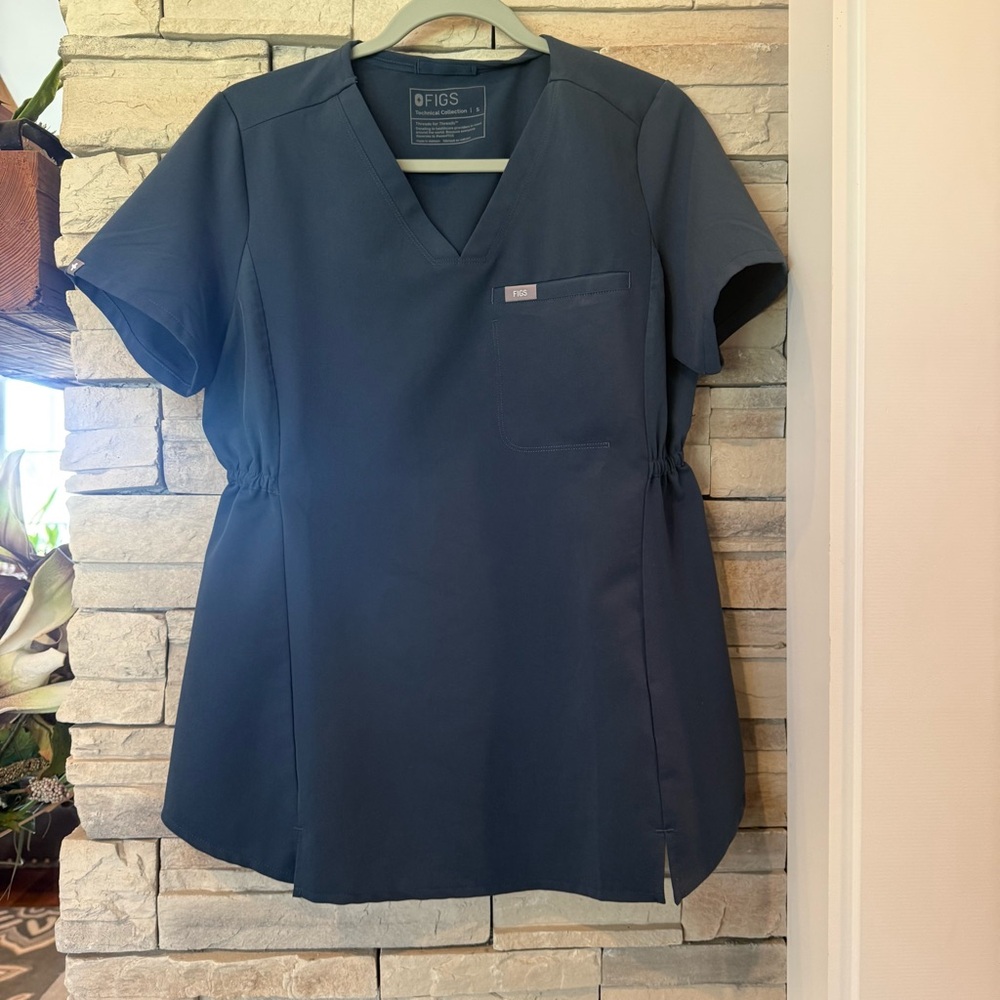 Figs Women's Navy Blue V-Neck Scrub Top